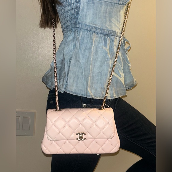 🌟SOLD🌟 CHANEL 25S Crossbody Flap Bag Lambskin Light Pink/Gold 2025 *RARE* - Picture 4 of 12